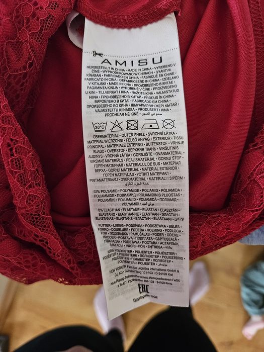 Czerwona sukienka w koronkę Amisu S