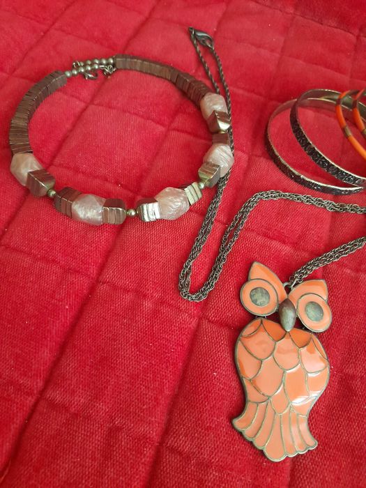 Conjunto colares e pulseiras tom latão