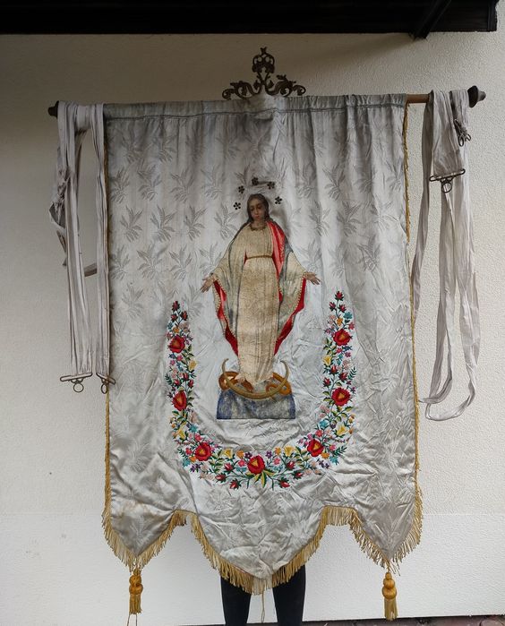 Zabytkowy sztandar procesyjny – Matka Boska i św. Kostka