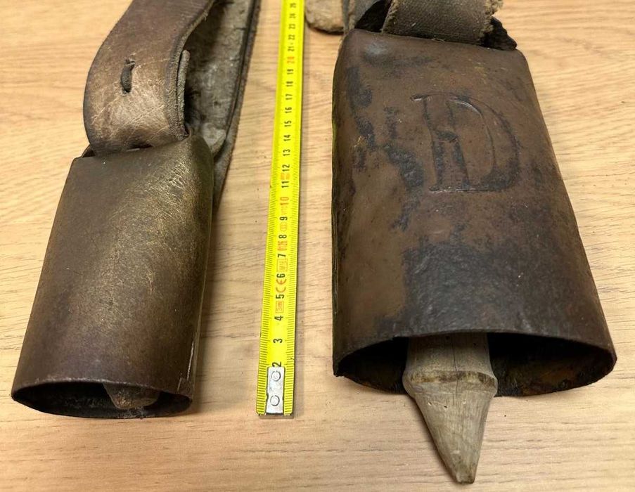 Dois chocalhos antigos