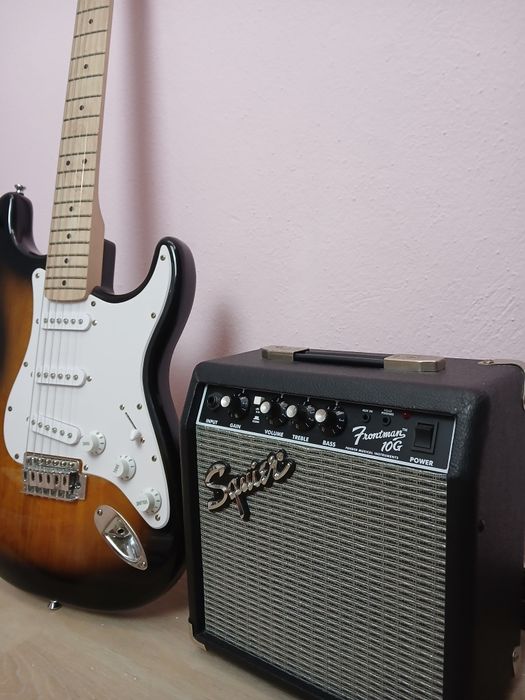 Guitarra elétrica Fender + amplificador + capotraste + capa