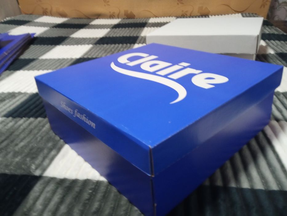 Картонні коробки 24 шт ( білі та сині.)