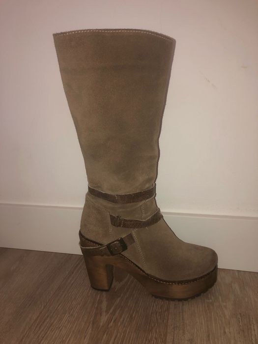 Botas castanhas de mulher