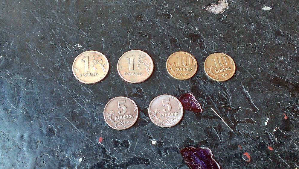 Монеты 1 рубль 2005г;5 копеек 2002,2004г;10 копеек 2000,2005 года