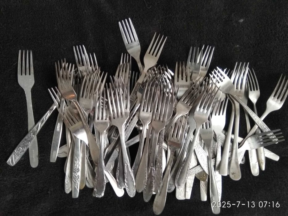 Вилки - 90 шт. Ложки - 50 шт. Чайн - 7 шт. Ножи - 6 шт - Б У -