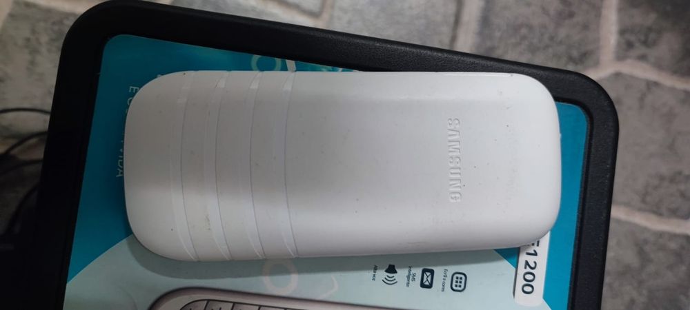Telemóvel de Teclas Samsung E1200 Branco – Completo com Caixa e Carregador Original