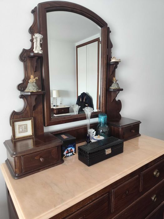 Mobília de Quarto em Castanho Maciço e Mármore