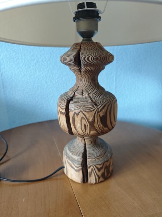 Niepowtarzalna lampa drewno tłoczone
