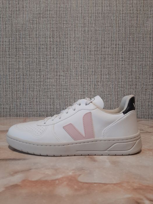 Кроссовки  женские    Veja.