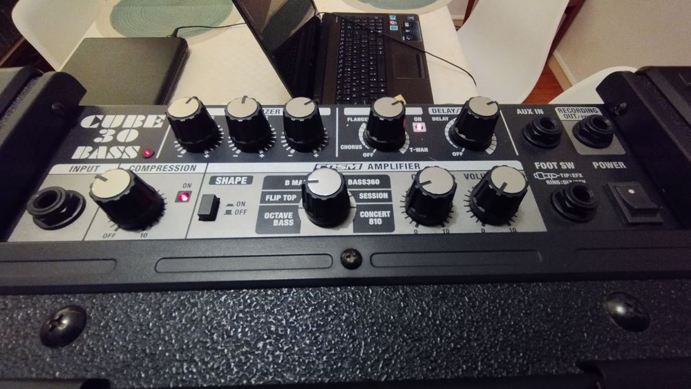 Amplificador Roland CUBE-30 Bass como Novo!