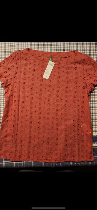 Blusa top rosa coral em bordado inglês da benetton