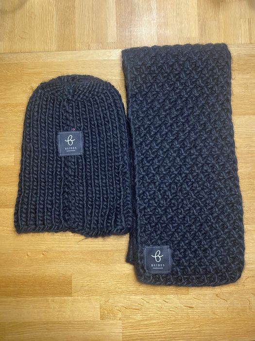Czapka i szal marki B SIDES