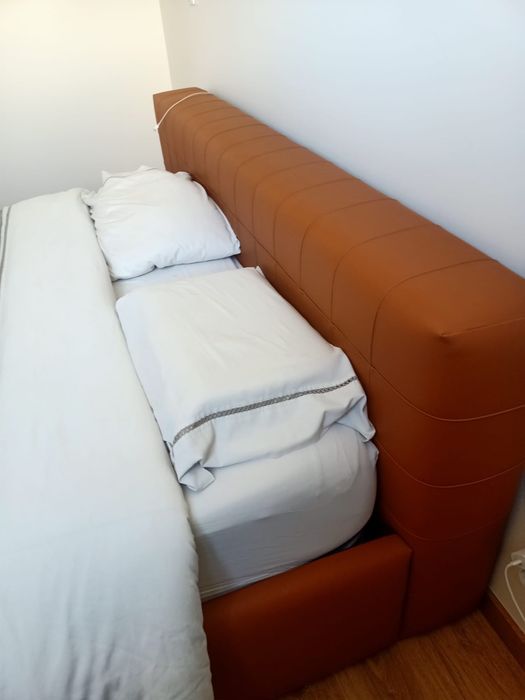 Cama casal pele sintentica com estrado elevatório
