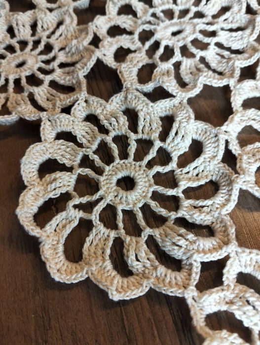 Kremowa szydełkowa serwetka, z kwiatowym motywem