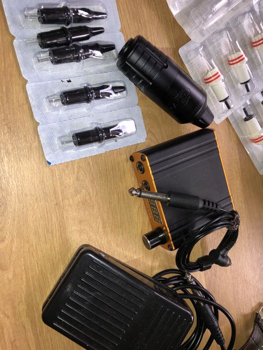 Kit tatuagem 2 maquinas com e sem fio