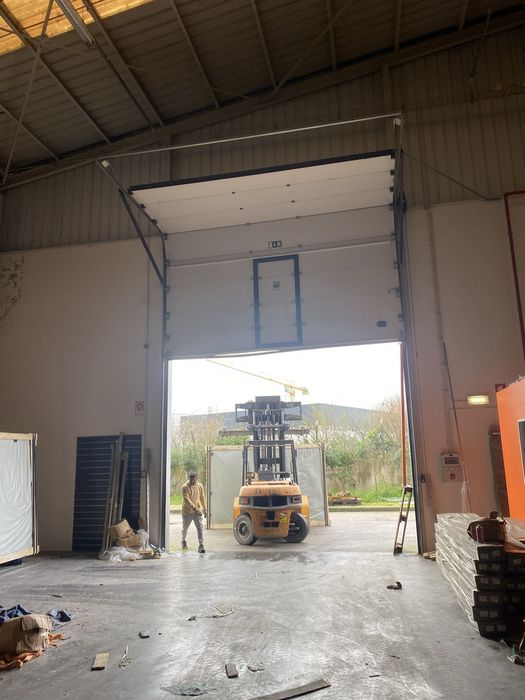 Aluga se armazens e terrenos  samora correia varias areas