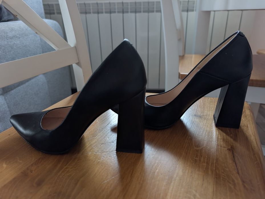 Skórzane polskie  Czarne szpilki na słupku Akardo rozm 38 lico na obca