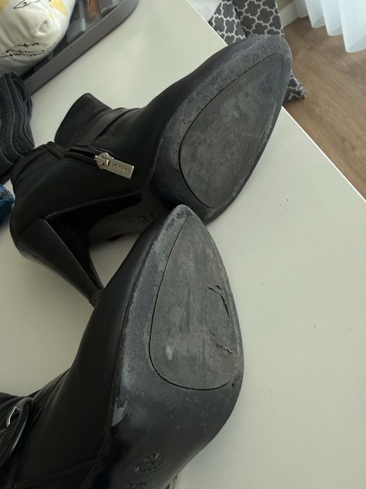 Botins em pele pretos