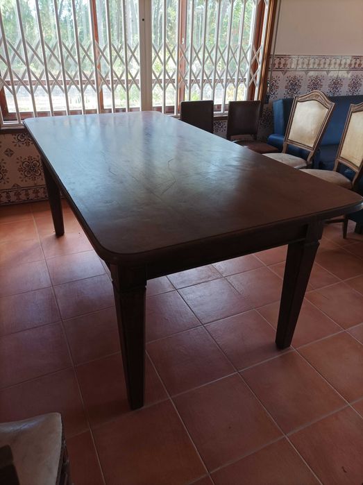 Mesa de jantar antiga em madeira maciça