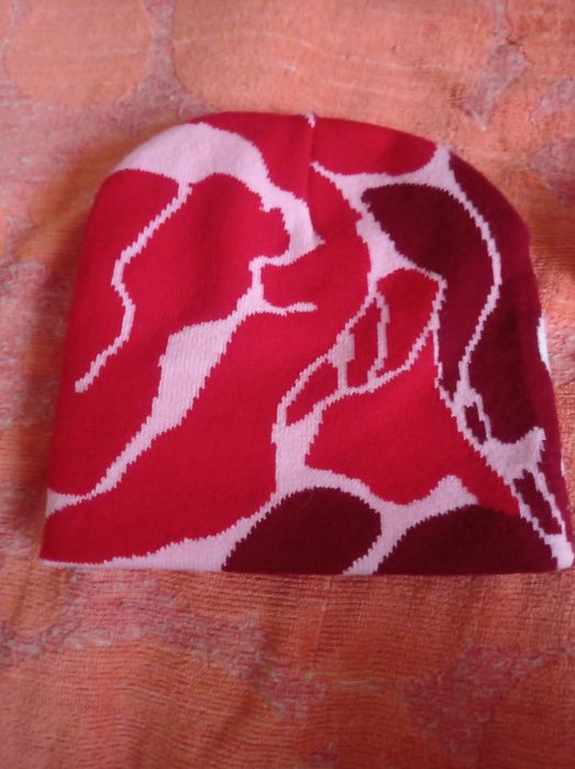 Продам шапки новые.