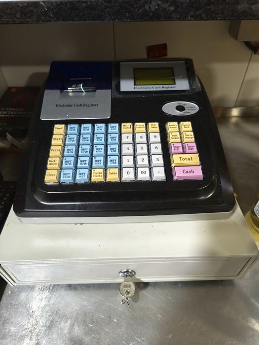 Uma arca congeladora média,um frigobar,uma assadeira de frango serve também como grelhadora uma máquina registradora