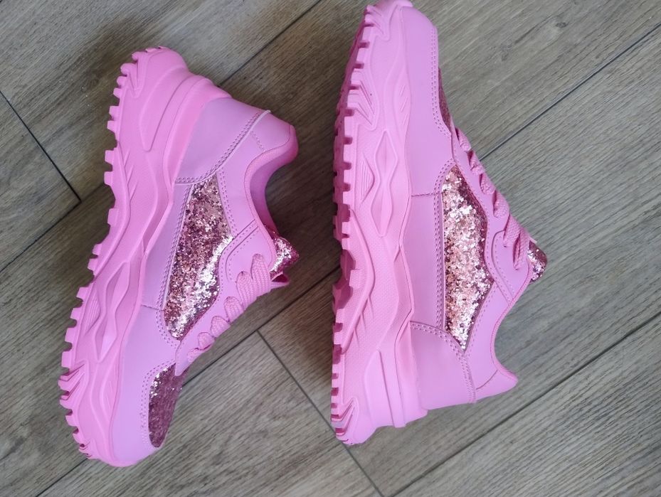 Piękne letnie buty cukierkowe snikersy