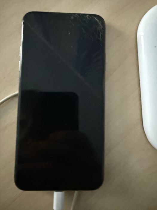 Айфон 11 про макс 64гб с коцнутым дисплеем на запчасти