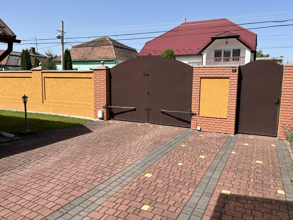 Елітний будинок 302 м2 престижний район Берегово