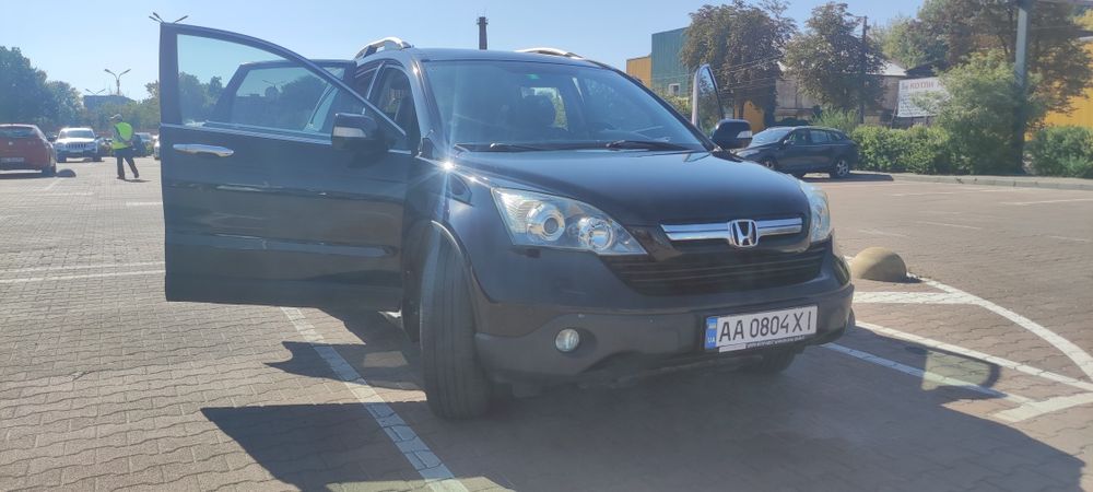 Продам Хонду СРВ3 в дуже гарному технічному стані. Автомобіль не пригнаний, в куплений в Україні в салоні, є сервісна, що підтверджує це. Комплектація максимальна, шкіра, панорама і т.д.  Всі кнопки та системи працюють, клімат холодить, підігрівом гріють. Косметичні підкраси є, але нічого кримінального, всі вікні включно з лобовим рідні. Двигун та автомат працюють відмінно, клапана відрегульовані, адже стоїть газ, який вписаний в техпаспорт. Можливий обмін на бус.