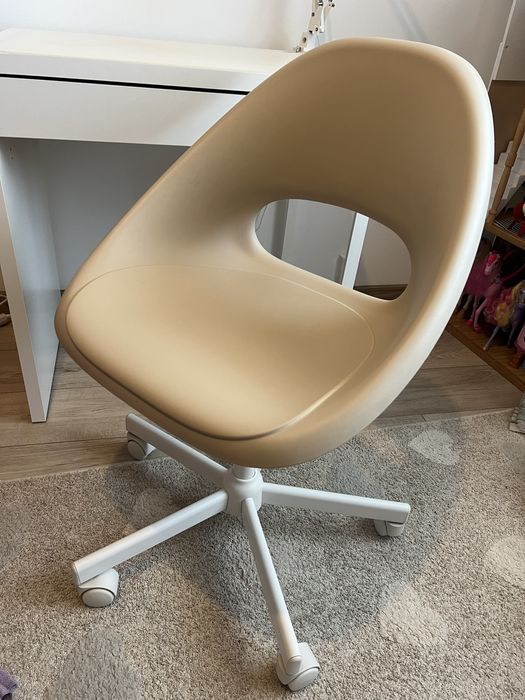 Biurko Micke, krzesło obrotowe, lampka biurkowa IKEA