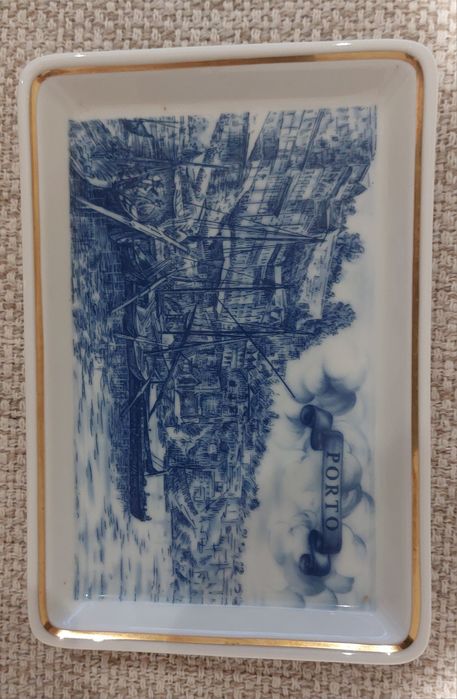 Produzida pela prestigiada Fábrica de Cerâmica Vista Alegre