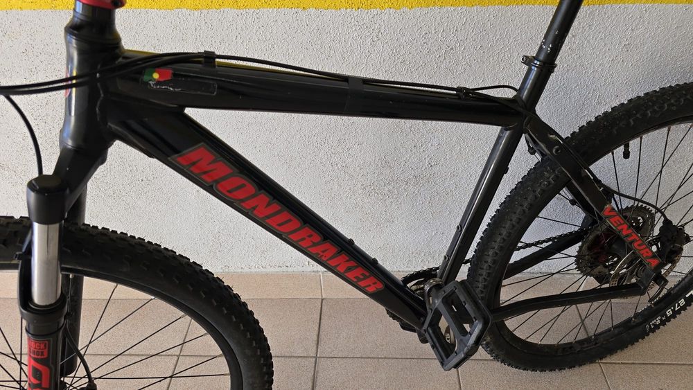 Bicicleta Mondraker Ventura preta/vermelha costumizada