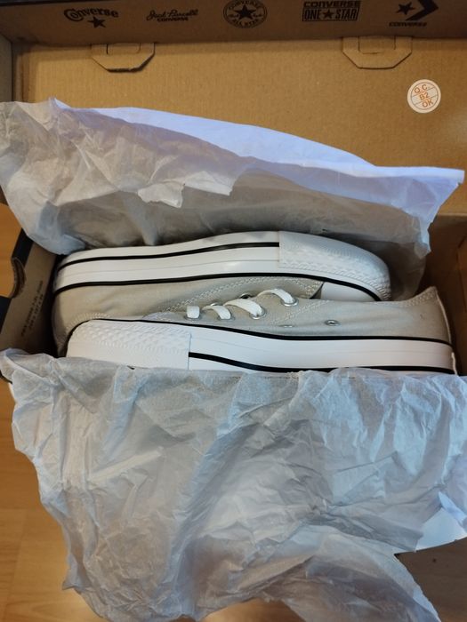 Tenisówki firmy Converse .