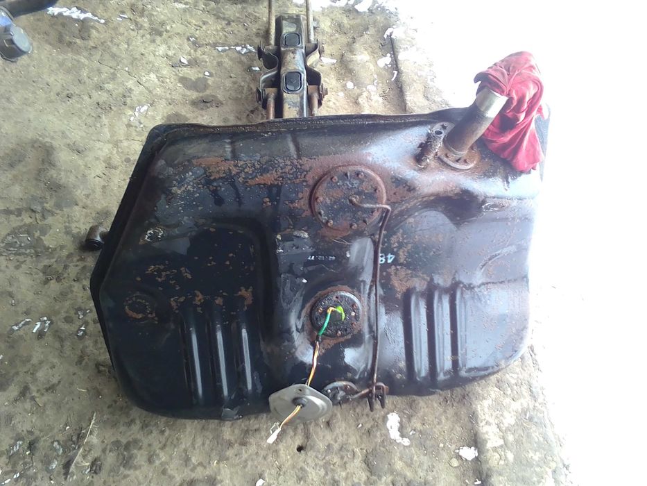 Продам Заднюю Левая дверь пружины Бак Задний бампер от toyota corolla