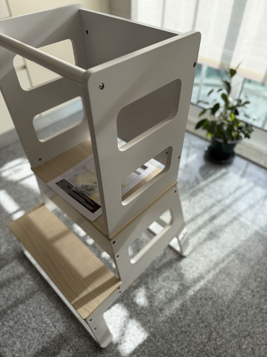 Torre de aprendizagem com quadro, 55x52,5x87,5cm branco | AIYAPLAY