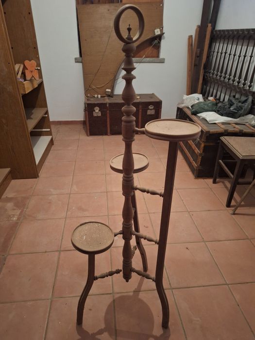 Suporte em madeira para vasos com plantas.. Peça muito antiga. Estou a