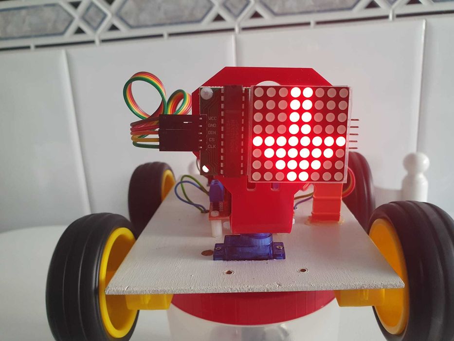 Carro Robot Arduino Educacional programado c/Display Móvel de Direção.