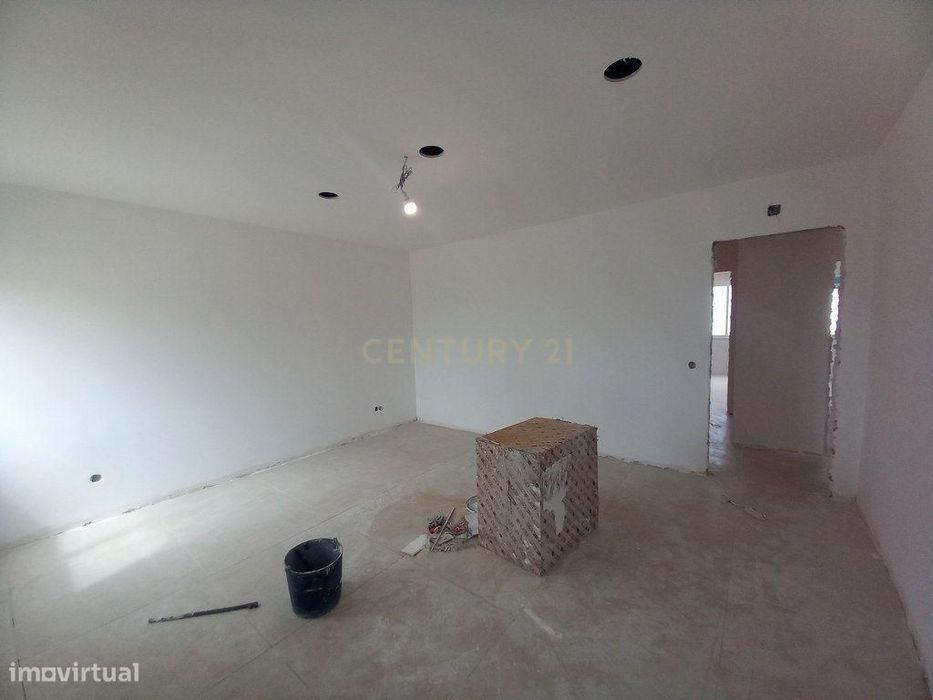 T2 Totalmente Remodelado no Carregado – Cozinha Equipada e Excelente A