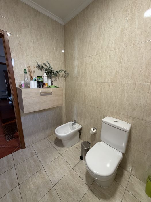 Quarto duplo para arrendar em Gandra