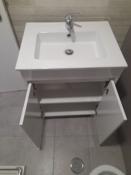 Móvel de casa de banho com torneira 60X80X47 cm em muito bom estado.