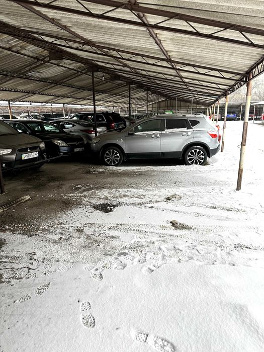 Місце на парковці пр. Михайла Лушпи (біля Лавини)