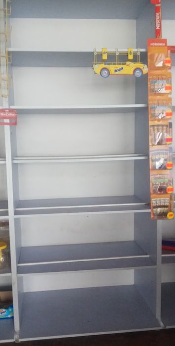 Стелажі дерев'яні  та металеві вітрини