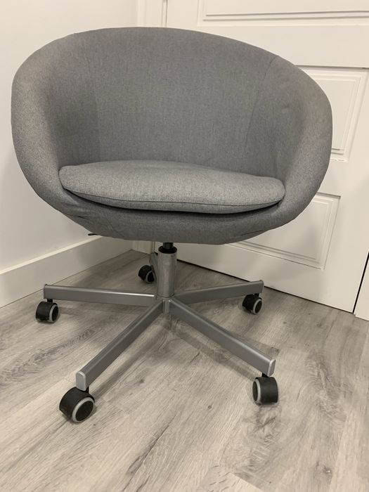 Cadeira Ikea de cor cinza