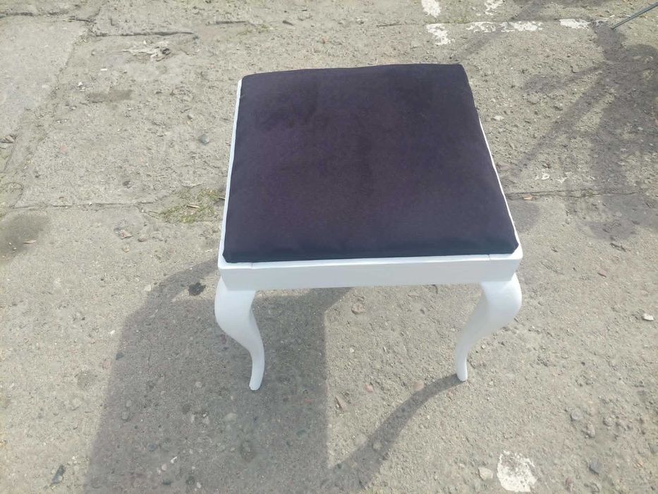 Stylizowany taboret podnóżek