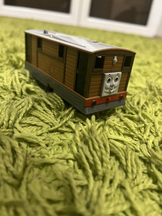 Tomek i Przyjaciele TOMY – lokomotywa + 2 wagony | sprawna, jeździ