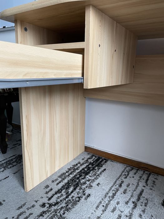 Стіл письмовий в чудовому стані