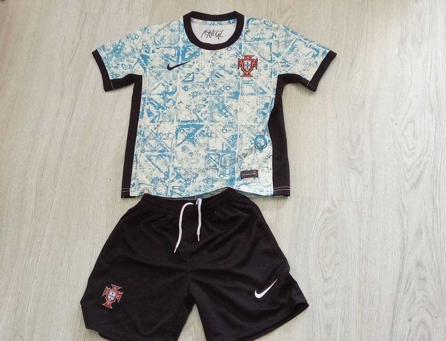 Equipamento de Portugal de criança