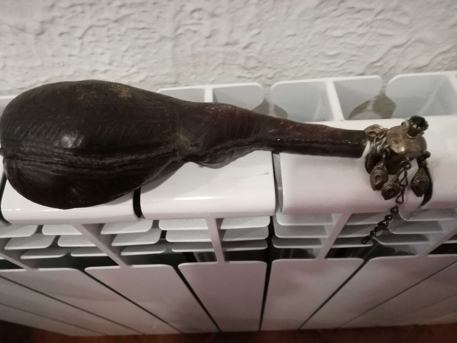 Polvorinho de Couro em Forma de Pêra Sec. XIX (Norte de África)