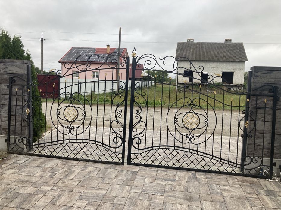 Кована брама з фірткою