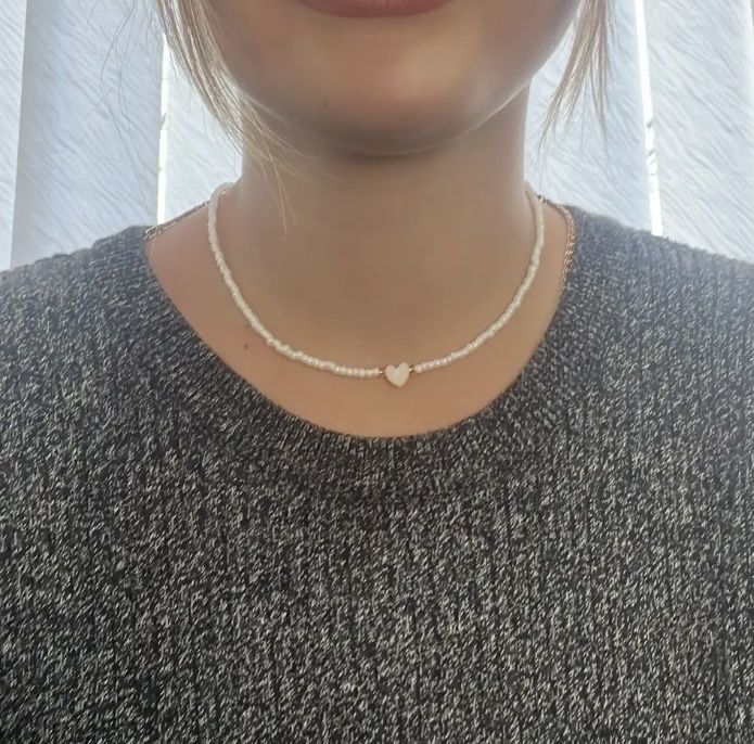 Ніжний чокер з сердечком білий